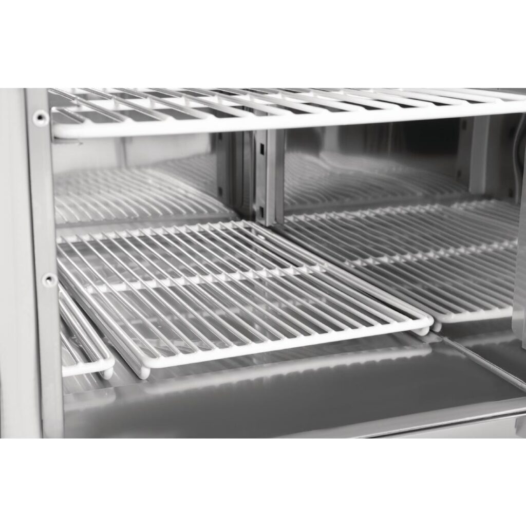 Polar G-serie driedeurs koelwerkbank,gekoelde opslag,betrouwbare koeling,ruimtebesparend,efficiënte prestaties,digitale bediening,RVS constructie,eenvoudig onderhoud,uitneembare deurrubbers,effectieve isolatie,kostenbesparend,duurzaam werkblad,voedselbereiding,GN bakken,professionele keukens,hoogwaardige compressoren,langdurige betrouwbaarheid,constante prestaties,vaak openen en sluiten,omgevingstemperatuur,betrouwbare koeloplossing,accessoires,reserveonderdelen,opslagruimte,schappen,schapgeleiders,gelijkmatige temperatuurverdeling,fris,optimale temperatuur,bestelling,informatie,koelwerkbank