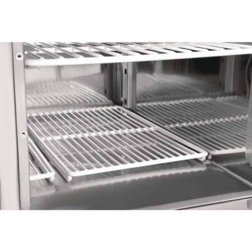 Polar G-serie driedeurs koelwerkbank,gekoelde opslag,betrouwbare koeling,ruimtebesparend,efficiënte prestaties,digitale bediening,RVS constructie,eenvoudig onderhoud,uitneembare deurrubbers,effectieve isolatie,kostenbesparend,duurzaam werkblad,voedselbereiding,GN bakken,professionele keukens,hoogwaardige compressoren,langdurige betrouwbaarheid,constante prestaties,vaak openen en sluiten,omgevingstemperatuur,betrouwbare koeloplossing,accessoires,reserveonderdelen,opslagruimte,schappen,schapgeleiders,gelijkmatige temperatuurverdeling,fris,optimale temperatuur,bestelling,informatie,koelwerkbank