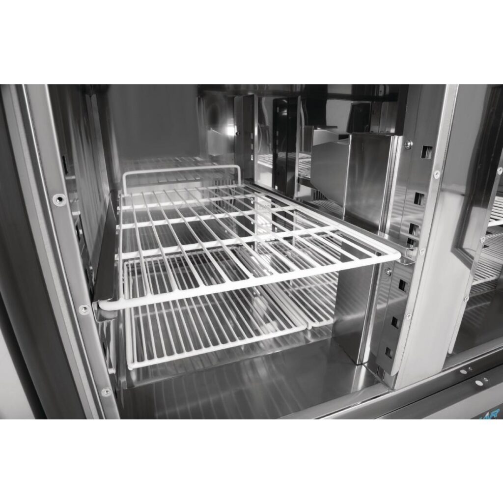 Polar G-serie driedeurs koelwerkbank,gekoelde opslag,betrouwbare koeling,ruimtebesparend,efficiënte prestaties,digitale bediening,RVS constructie,eenvoudig onderhoud,uitneembare deurrubbers,effectieve isolatie,kostenbesparend,duurzaam werkblad,voedselbereiding,GN bakken,professionele keukens,hoogwaardige compressoren,langdurige betrouwbaarheid,constante prestaties,vaak openen en sluiten,omgevingstemperatuur,betrouwbare koeloplossing,accessoires,reserveonderdelen,opslagruimte,schappen,schapgeleiders,gelijkmatige temperatuurverdeling,fris,optimale temperatuur,bestelling,informatie,koelwerkbank