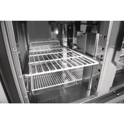 Polar G-serie driedeurs koelwerkbank,gekoelde opslag,betrouwbare koeling,ruimtebesparend,efficiënte prestaties,digitale bediening,RVS constructie,eenvoudig onderhoud,uitneembare deurrubbers,effectieve isolatie,kostenbesparend,duurzaam werkblad,voedselbereiding,GN bakken,professionele keukens,hoogwaardige compressoren,langdurige betrouwbaarheid,constante prestaties,vaak openen en sluiten,omgevingstemperatuur,betrouwbare koeloplossing,accessoires,reserveonderdelen,opslagruimte,schappen,schapgeleiders,gelijkmatige temperatuurverdeling,fris,optimale temperatuur,bestelling,informatie,koelwerkbank