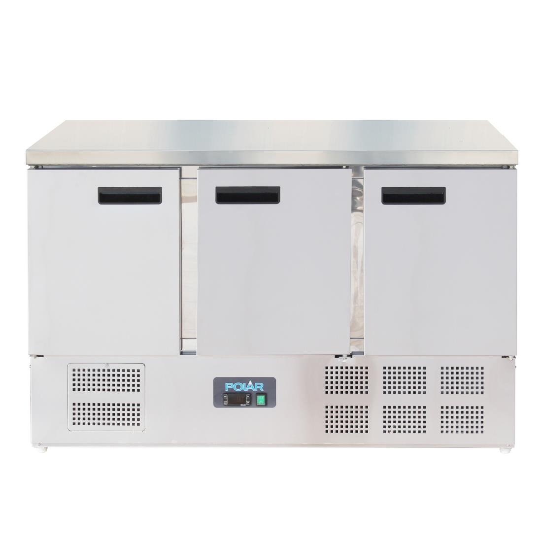 Polar G-serie driedeurs koelwerkbank,gekoelde opslag,betrouwbare koeling,ruimtebesparend,efficiënte prestaties,digitale bediening,RVS constructie,eenvoudig onderhoud,uitneembare deurrubbers,effectieve isolatie,kostenbesparend,duurzaam werkblad,voedselbereiding,GN bakken,professionele keukens,hoogwaardige compressoren,langdurige betrouwbaarheid,constante prestaties,vaak openen en sluiten,omgevingstemperatuur,betrouwbare koeloplossing,accessoires,reserveonderdelen,opslagruimte,schappen,schapgeleiders,gelijkmatige temperatuurverdeling,fris,optimale temperatuur,bestelling,informatie,koelwerkbank