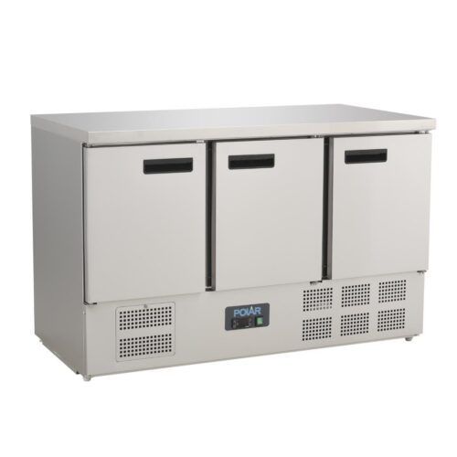 Polar G-serie driedeurs koelwerkbank,gekoelde opslag,betrouwbare koeling,ruimtebesparend,efficiënte prestaties,digitale bediening,RVS constructie,eenvoudig onderhoud,uitneembare deurrubbers,effectieve isolatie,kostenbesparend,duurzaam werkblad,voedselbereiding,GN bakken,professionele keukens,hoogwaardige compressoren,langdurige betrouwbaarheid,constante prestaties,vaak openen en sluiten,omgevingstemperatuur,betrouwbare koeloplossing,accessoires,reserveonderdelen,opslagruimte,schappen,schapgeleiders,gelijkmatige temperatuurverdeling,fris,optimale temperatuur,bestelling,informatie,koelwerkbank