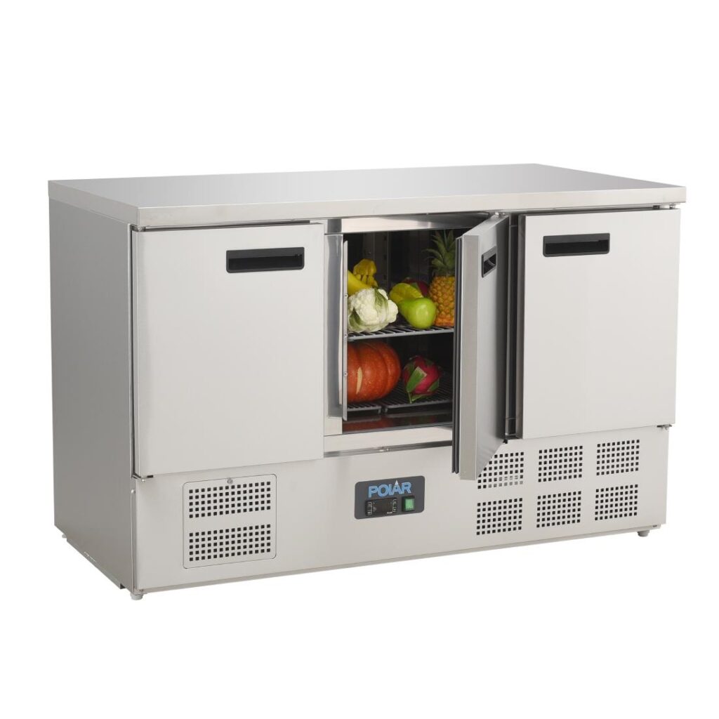 Polar G-serie driedeurs koelwerkbank,gekoelde opslag,betrouwbare koeling,ruimtebesparend,efficiënte prestaties,digitale bediening,RVS constructie,eenvoudig onderhoud,uitneembare deurrubbers,effectieve isolatie,kostenbesparend,duurzaam werkblad,voedselbereiding,GN bakken,professionele keukens,hoogwaardige compressoren,langdurige betrouwbaarheid,constante prestaties,vaak openen en sluiten,omgevingstemperatuur,betrouwbare koeloplossing,accessoires,reserveonderdelen,opslagruimte,schappen,schapgeleiders,gelijkmatige temperatuurverdeling,fris,optimale temperatuur,bestelling,informatie,koelwerkbank