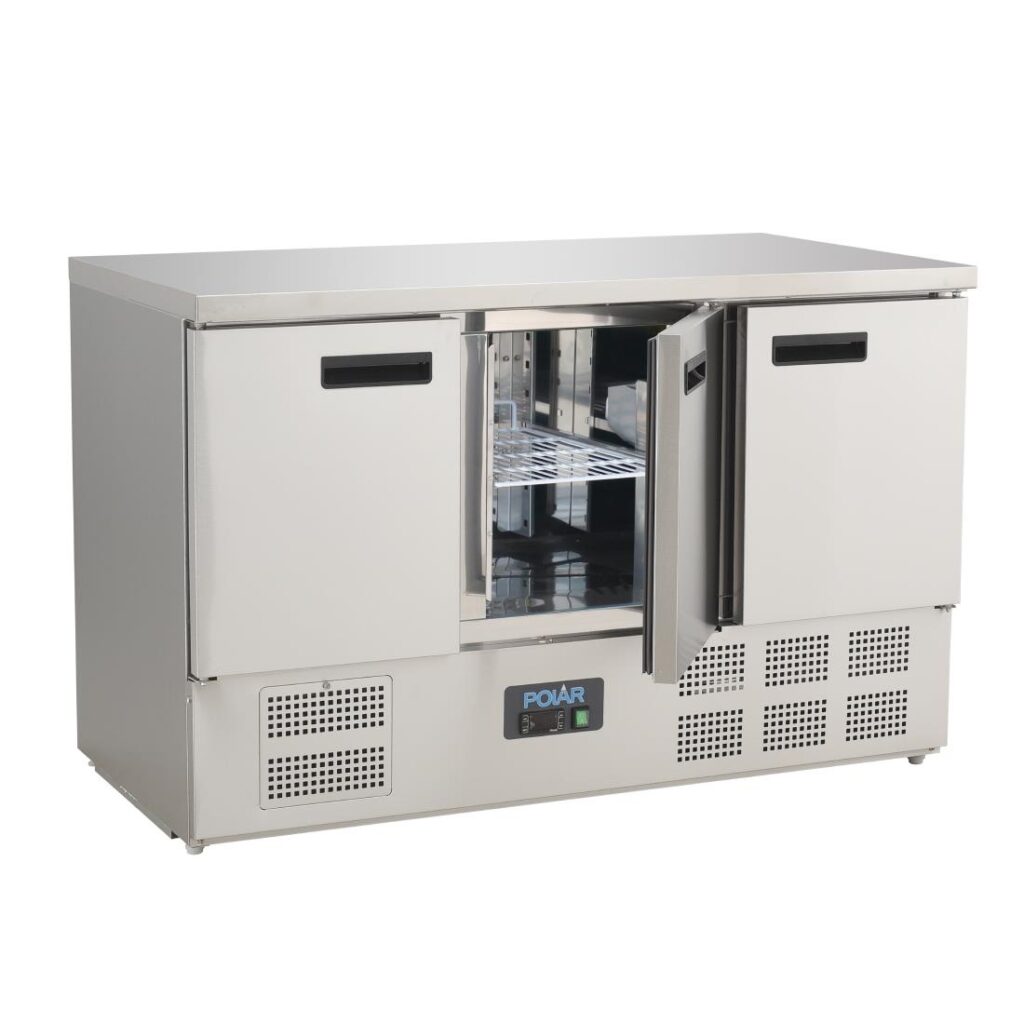 Polar G-serie driedeurs koelwerkbank,gekoelde opslag,betrouwbare koeling,ruimtebesparend,efficiënte prestaties,digitale bediening,RVS constructie,eenvoudig onderhoud,uitneembare deurrubbers,effectieve isolatie,kostenbesparend,duurzaam werkblad,voedselbereiding,GN bakken,professionele keukens,hoogwaardige compressoren,langdurige betrouwbaarheid,constante prestaties,vaak openen en sluiten,omgevingstemperatuur,betrouwbare koeloplossing,accessoires,reserveonderdelen,opslagruimte,schappen,schapgeleiders,gelijkmatige temperatuurverdeling,fris,optimale temperatuur,bestelling,informatie,koelwerkbank