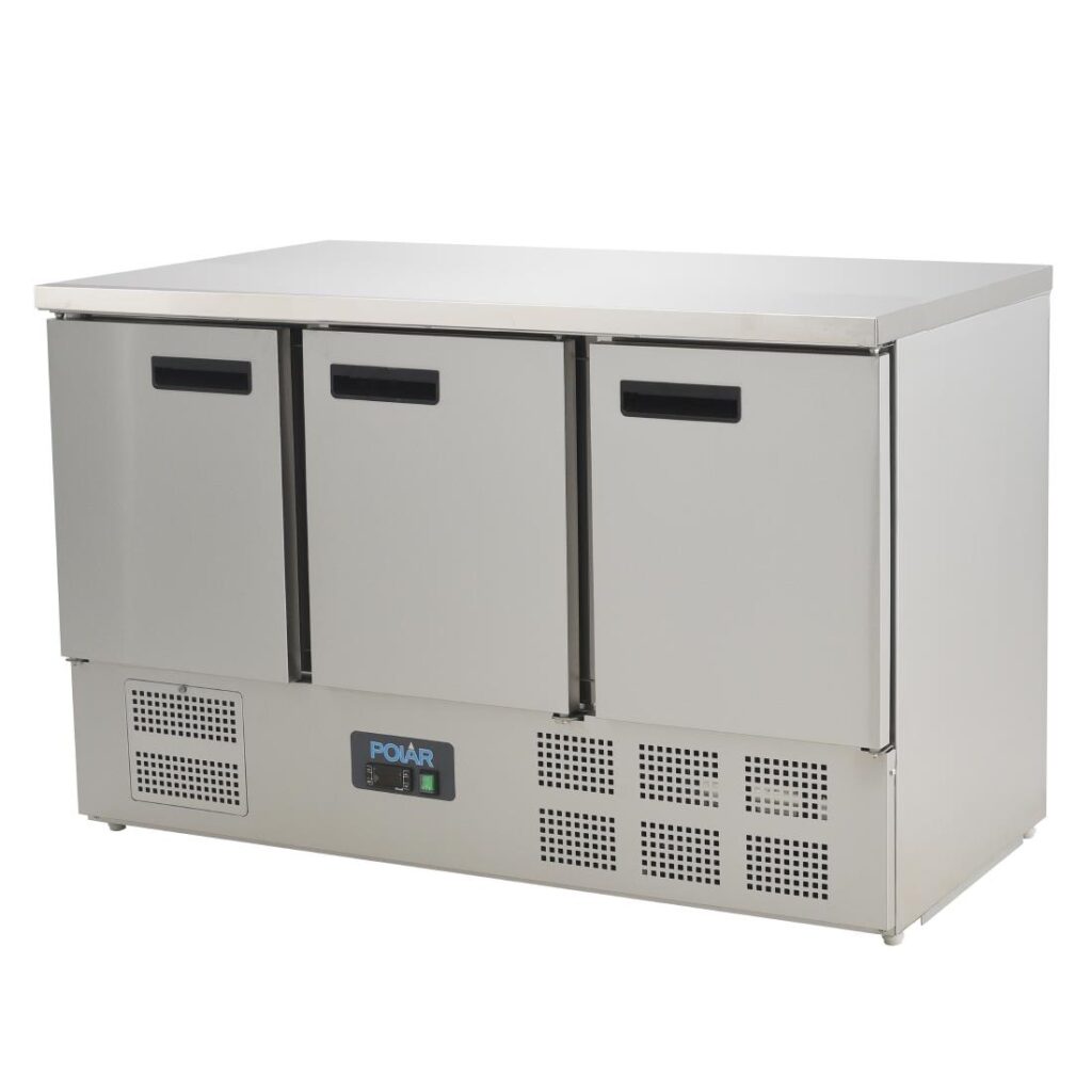Polar G-serie driedeurs koelwerkbank,gekoelde opslag,betrouwbare koeling,ruimtebesparend,efficiënte prestaties,digitale bediening,RVS constructie,eenvoudig onderhoud,uitneembare deurrubbers,effectieve isolatie,kostenbesparend,duurzaam werkblad,voedselbereiding,GN bakken,professionele keukens,hoogwaardige compressoren,langdurige betrouwbaarheid,constante prestaties,vaak openen en sluiten,omgevingstemperatuur,betrouwbare koeloplossing,accessoires,reserveonderdelen,opslagruimte,schappen,schapgeleiders,gelijkmatige temperatuurverdeling,fris,optimale temperatuur,bestelling,informatie,koelwerkbank